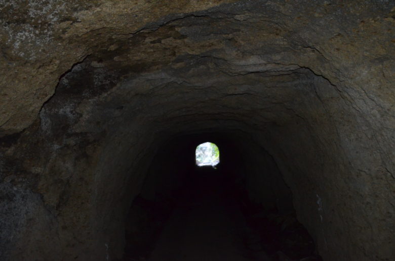 千と千尋の神隠しに出てきそうな手掘りのトンネルの中
