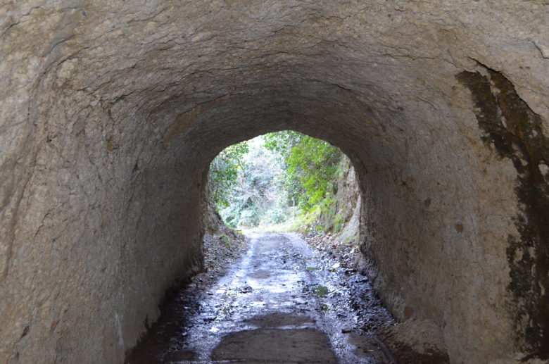 手掘りのトンネルの出口