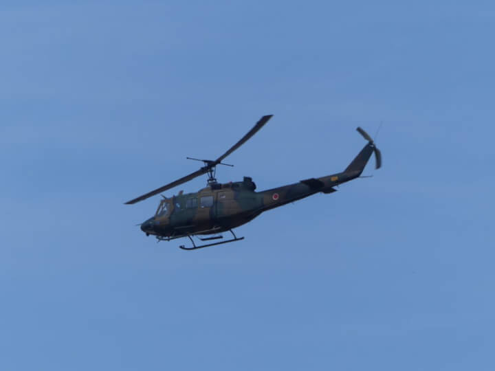 松島基地上空を飛ぶ自衛隊ヘリ