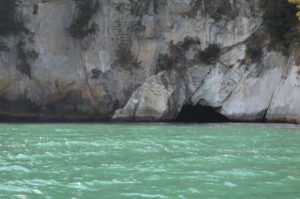 エメラルドグリーンの海と嵯峨渓の洞窟